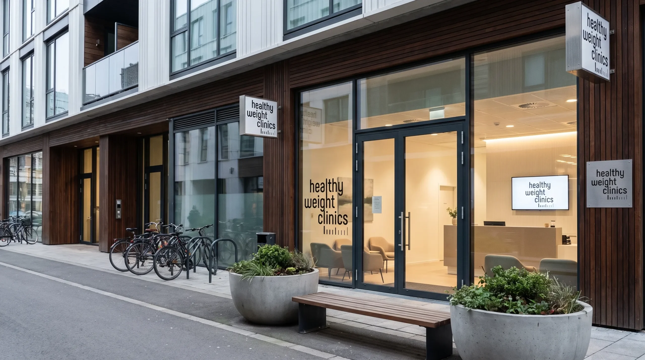 De entree van een moderne kliniek roept een veilige plek op voor begeleiding bij afvallen na zwangerschap.
