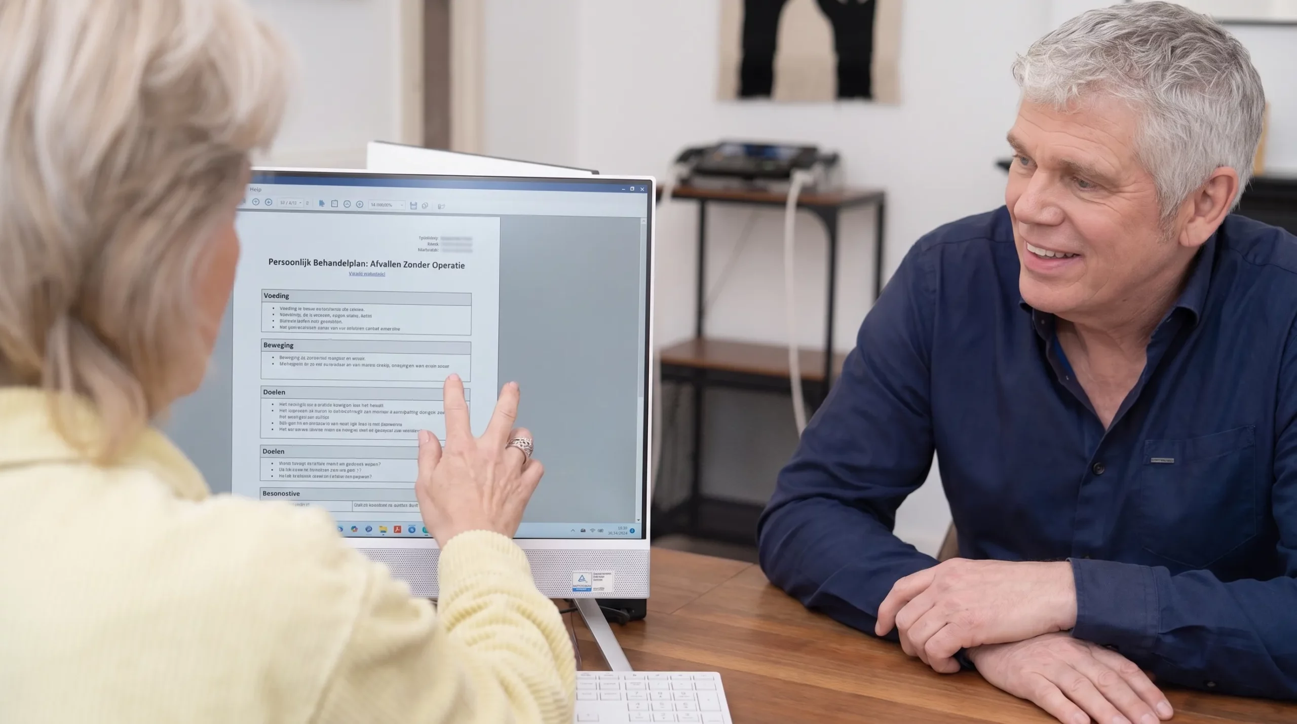 Zorgprofessional bespreekt een persoonlijk behandelplan voor afvallen zonder operatie